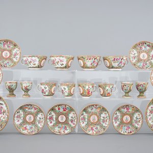 A lot of 8 Chinese Canton rose medallion armorial cups and saucers, 4 egg cups and 2 plates, 19th C. — photo 1
