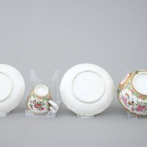A lot of 8 Chinese Canton rose medallion armorial cups and saucers, 4 egg cups and 2 plates, 19th C. — photo 3