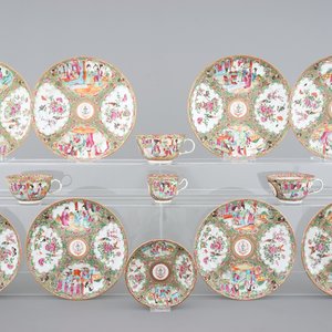 A lot of 8 Chinese Canton rose medallion armorial plates, 4 cups and a saucer, 19th C. — foto 1