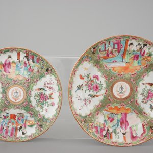 A lot of 8 Chinese Canton rose medallion armorial plates, 4 cups and a saucer, 19th C. — foto 2