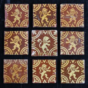 A lot of 9 slipware decorated post-medieval tiles with rampant lions, 17/18th C., Franco-Flemish — photo 1