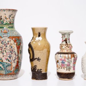 A lot of four various Nanking vases, 19th C. — photo 4