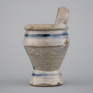 A lot of varied Dutch Delft and other ceramics, mostly 18th C. — photo 17
