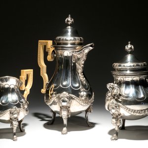 A Louis XVI silver coffeepot and milk jug with ivory handles and a sugar pot, marked for J. Roelandts, Ghent, 1779 — photo 5