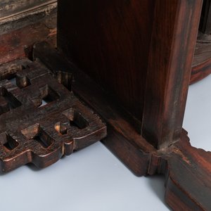 A low Chinese marble-inlaid wooden rectangular table with rounded corners, 19/20th C. — 照片 7