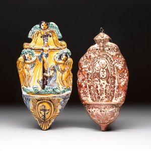 A maiolica holy water font and a Hispano-Moresque lustre-glazed holy water font, Italy and Spain, 17/18th C. — photo 1