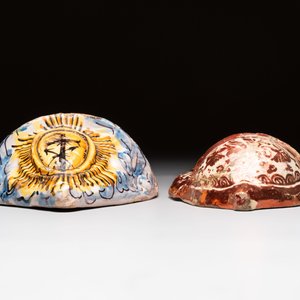 A maiolica holy water font and a Hispano-Moresque lustre-glazed holy water font, Italy and Spain, 17/18th C. — photo 4