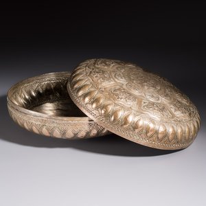 A Malay silver circular betel box and cover with floral design — 照片 1