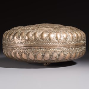 A Malay silver circular betel box and cover with floral design — 照片 2