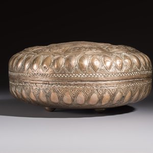 A Malay silver circular betel box and cover with floral design — 照片 3