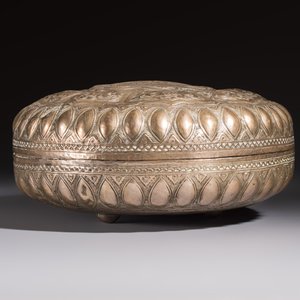 A Malay silver circular betel box and cover with floral design — 照片 4