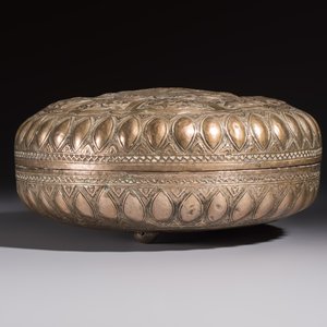 A Malay silver circular betel box and cover with floral design — 照片 5