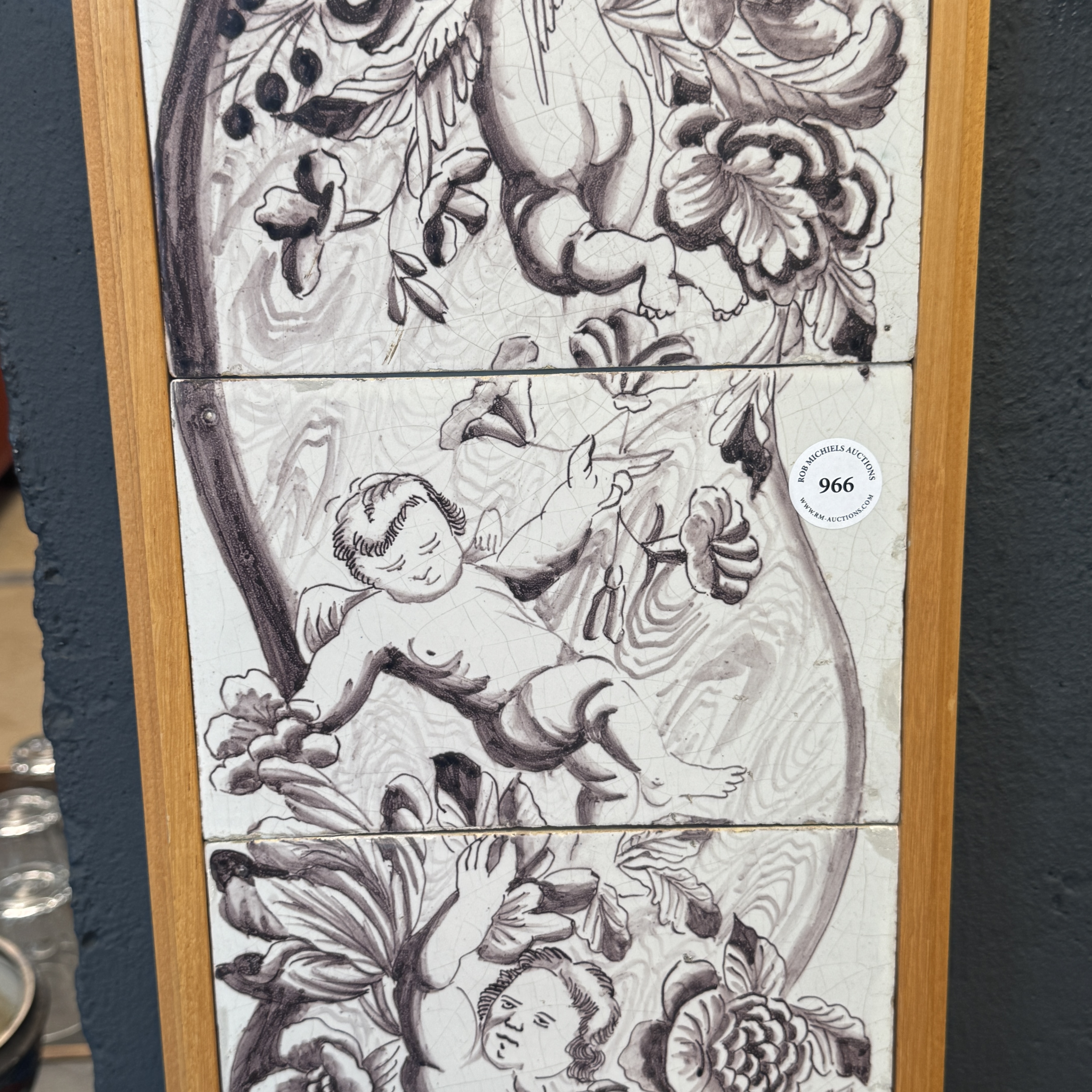 A manganese Dutch Delft 12-piece tile pillar with cherubs — foto 2