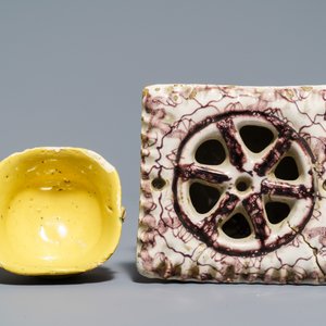 A manganese Dutch Delft miniature stove, a blue and white shell and a French book-shaped handwarmer, 18th C. — 照片 8