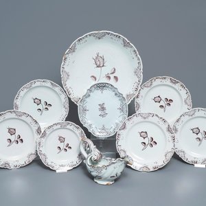 A manganese Dutch Delft part service with a sauce boat on stand, a dish and six plates, 18th C. — 照片 1