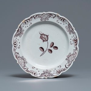 A manganese Dutch Delft part service with a sauce boat on stand, a dish and six plates, 18th C. — 照片 4
