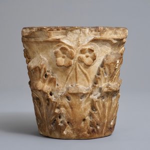 A marble fragment of a capital, Spain or Italy, 16/17th C. — photo 2