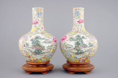Une paire de vases de forme bouteille au décor millefleurs, ca. 1900