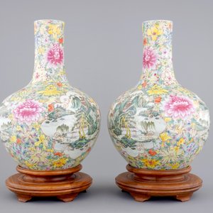 Een uitzonderlijk paar famille rose millefleurs vazen met landschappen, ca. 1900 — foto 2