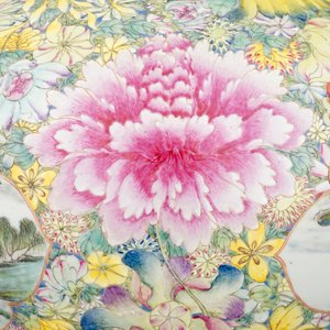 Een uitzonderlijk paar famille rose millefleurs vazen met landschappen, ca. 1900 — foto 8