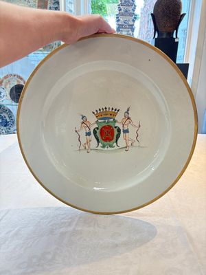 A massive and rare Chinese armorial dish with the arms of Sioc'han de Kersabiec, Kangxi, ca. 1715 — 照片 1