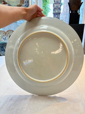 A massive and rare Chinese armorial dish with the arms of Sioc'han de Kersabiec, Kangxi, ca. 1715 — 照片 6