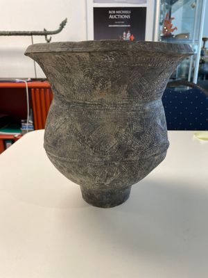 A massive Ban Chiang culture pottery vessel and two grey pottery jars, Thailand 7/4th C. B.C. — 照片 10