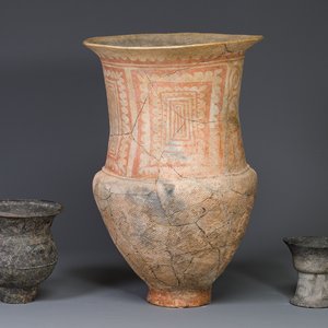 A massive Ban Chiang culture pottery vessel and two grey pottery jars, Thailand 7/4th C. B.C. — 照片 1