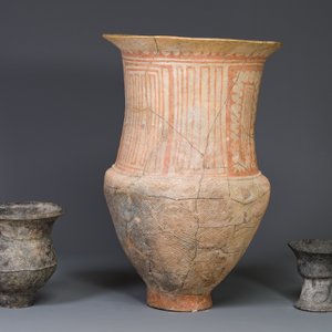 A massive Ban Chiang culture pottery vessel and two grey pottery jars, Thailand 7/4th C. B.C. — 照片 2