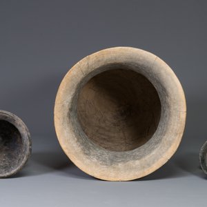 A massive Ban Chiang culture pottery vessel and two grey pottery jars, Thailand 7/4th C. B.C. — 照片 3