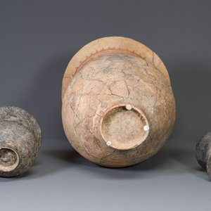 A massive Ban Chiang culture pottery vessel and two grey pottery jars, Thailand 7/4th C. B.C. — 照片 4