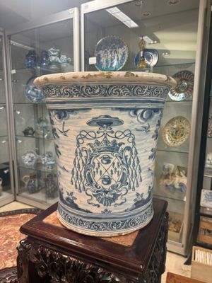 A massive blue and white armorial jardinière with the arms of Luis Antonio Fernández de Córdoba Portocarrero, Talavera, Spain, 1754-1771 — photo 1
