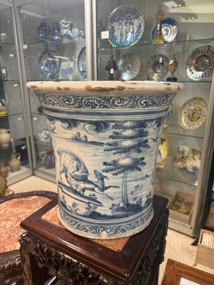 A massive blue and white armorial jardinière with the arms of Luis Antonio Fernández de Córdoba Portocarrero, Talavera, Spain, 1754-1771 — photo 2