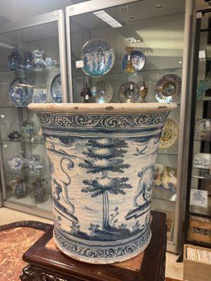 A massive blue and white armorial jardinière with the arms of Luis Antonio Fernández de Córdoba Portocarrero, Talavera, Spain, 1754-1771 — photo 3