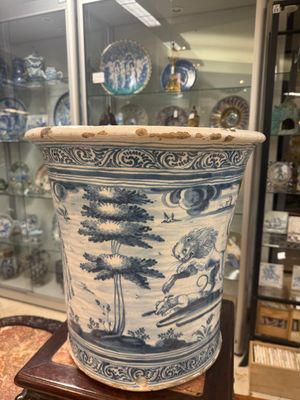 A massive blue and white armorial jardinière with the arms of Luis Antonio Fernández de Córdoba Portocarrero, Talavera, Spain, 1754-1771 — photo 4