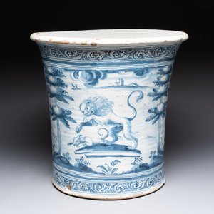 A massive blue and white armorial jardinière with the arms of Luis Antonio Fernández de Córdoba Portocarrero, Talavera, Spain, 1754-1771 — photo 2