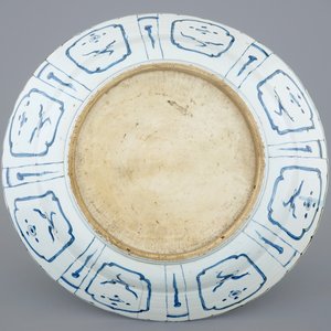 A massive blue and white Chinese kraak porcelain dish with lotus scrolls, Wanli, 1573-1619 — photo 2