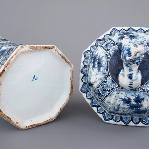 A massive blue and white Delft vase and cover, early 19th C. — 照片 6