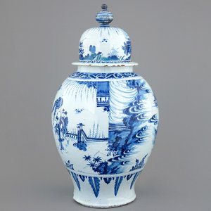 A massive blue and white Delftware chinoiserie jar and cover, Nevers, 17th C. — photo 2