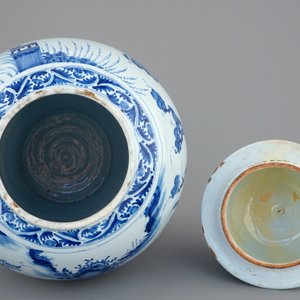 A massive blue and white Delftware chinoiserie jar and cover, Nevers, 17th C. — photo 5