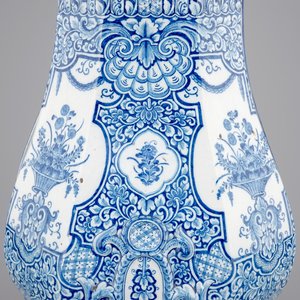 A massive blue and white Dutch Delft cistern with pewter spout, 18th C. — 照片 6