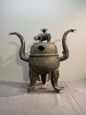A massive Chinese archaistic bronze 'elephant' censer and cover, Ming — 照片 1