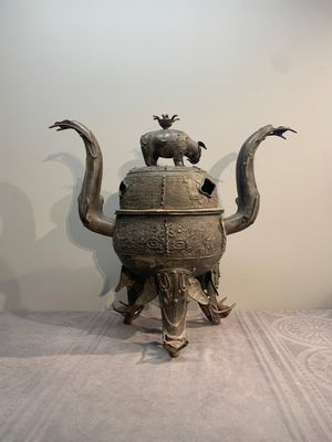 A massive Chinese archaistic bronze 'elephant' censer and cover, Ming — 照片 3
