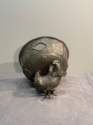 A massive Chinese archaistic bronze 'elephant' censer and cover, Ming — 照片 7
