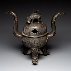 A massive Chinese archaistic bronze 'elephant' censer and cover, Ming — 照片 1