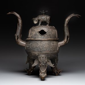 A massive Chinese archaistic bronze 'elephant' censer and cover, Ming — 照片 2