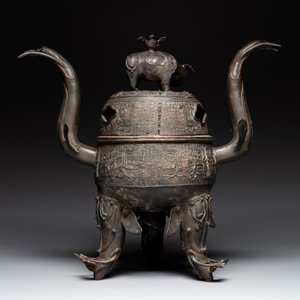 A massive Chinese archaistic bronze 'elephant' censer and cover, Ming — 照片 4