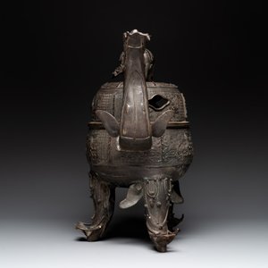 A massive Chinese archaistic bronze 'elephant' censer and cover, Ming — 照片 5