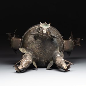 A massive Chinese archaistic bronze 'elephant' censer and cover, Ming — 照片 7