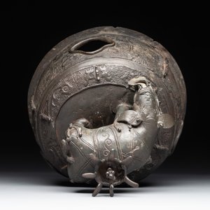 A massive Chinese archaistic bronze 'elephant' censer and cover, Ming — 照片 10